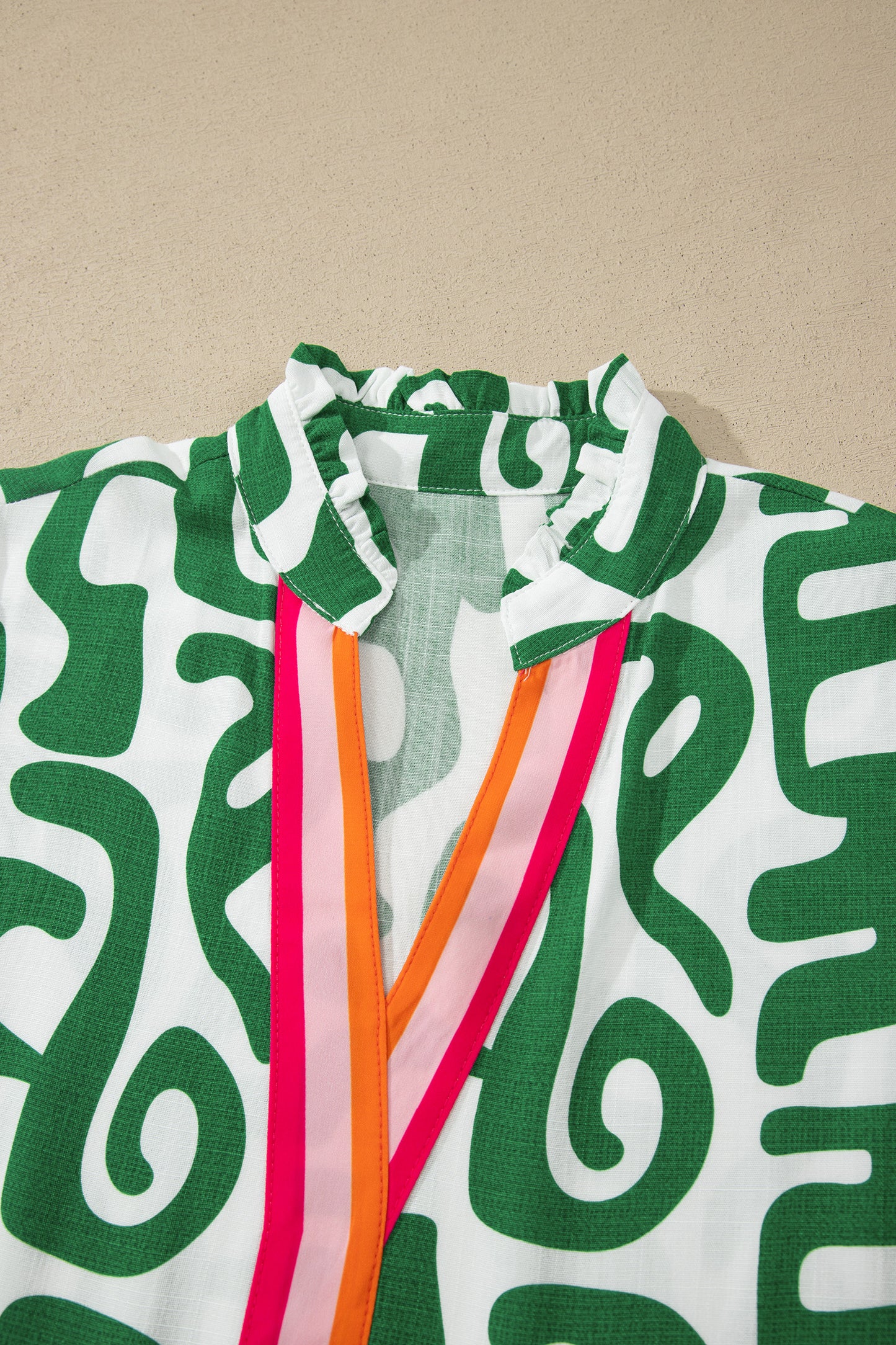 Groene blouse met abstracte print strepen V-hals en korte mouwen