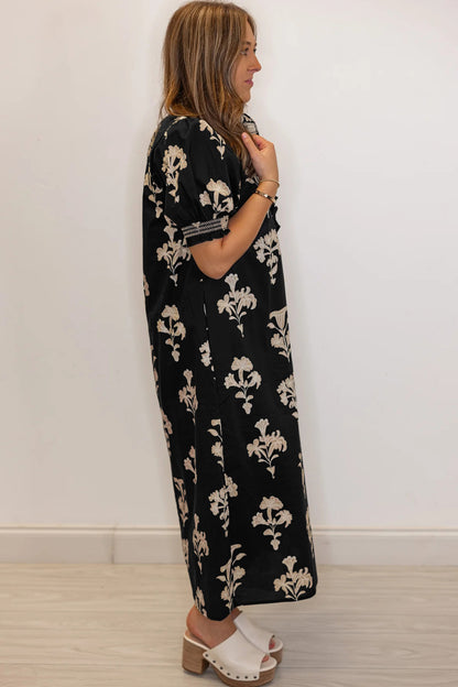 Zwarte maxi-jurk met bloemenprint gegolfde kraag en korte pofmouwen