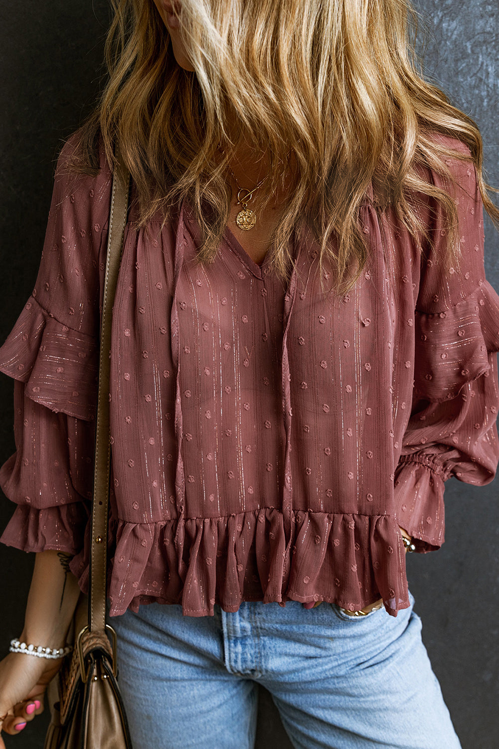 Vurig rode blouse met Zwitserse stippen vetersluiting V-hals en ruches