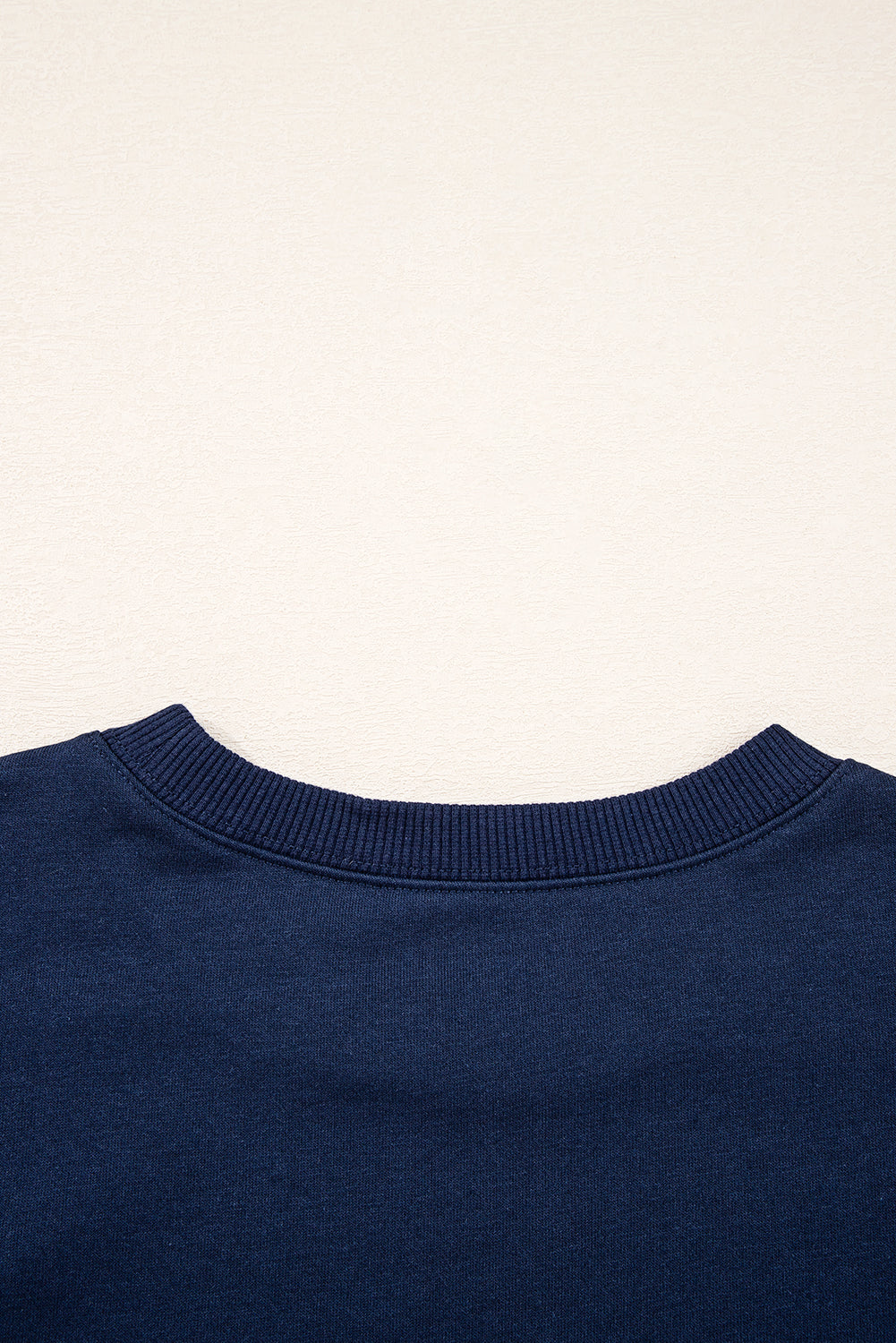 Preppy sweatshirt met strepen op de mouwen en een losse pasvorm