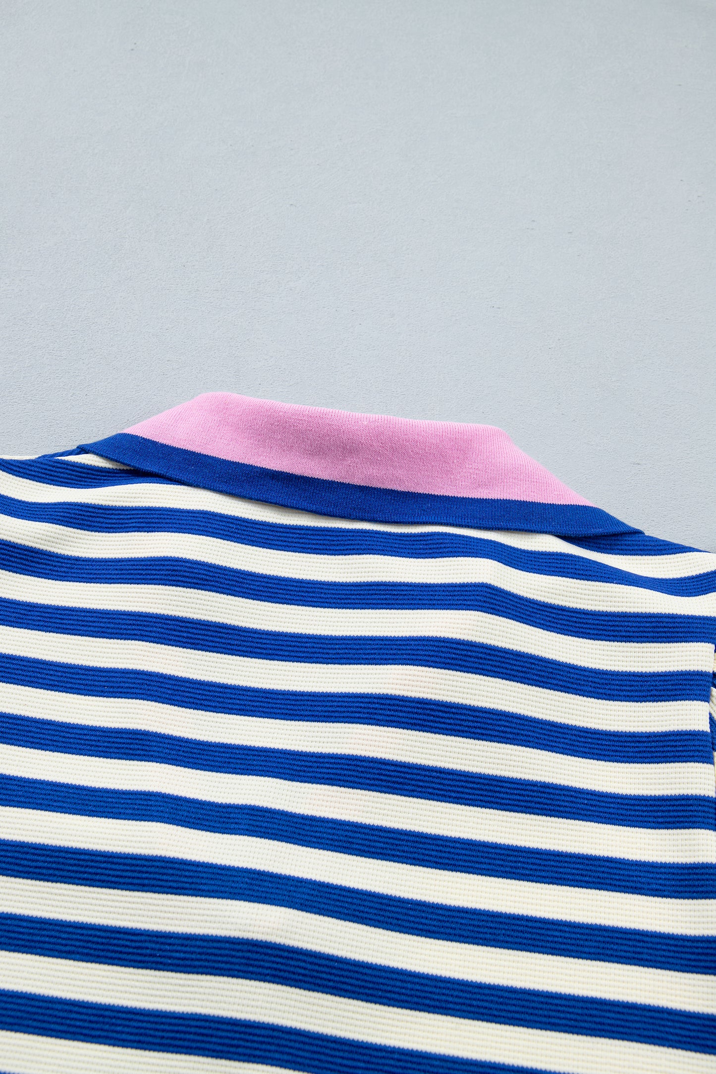 Gestreepte top met V-hals kraag korte mouwen en ruches