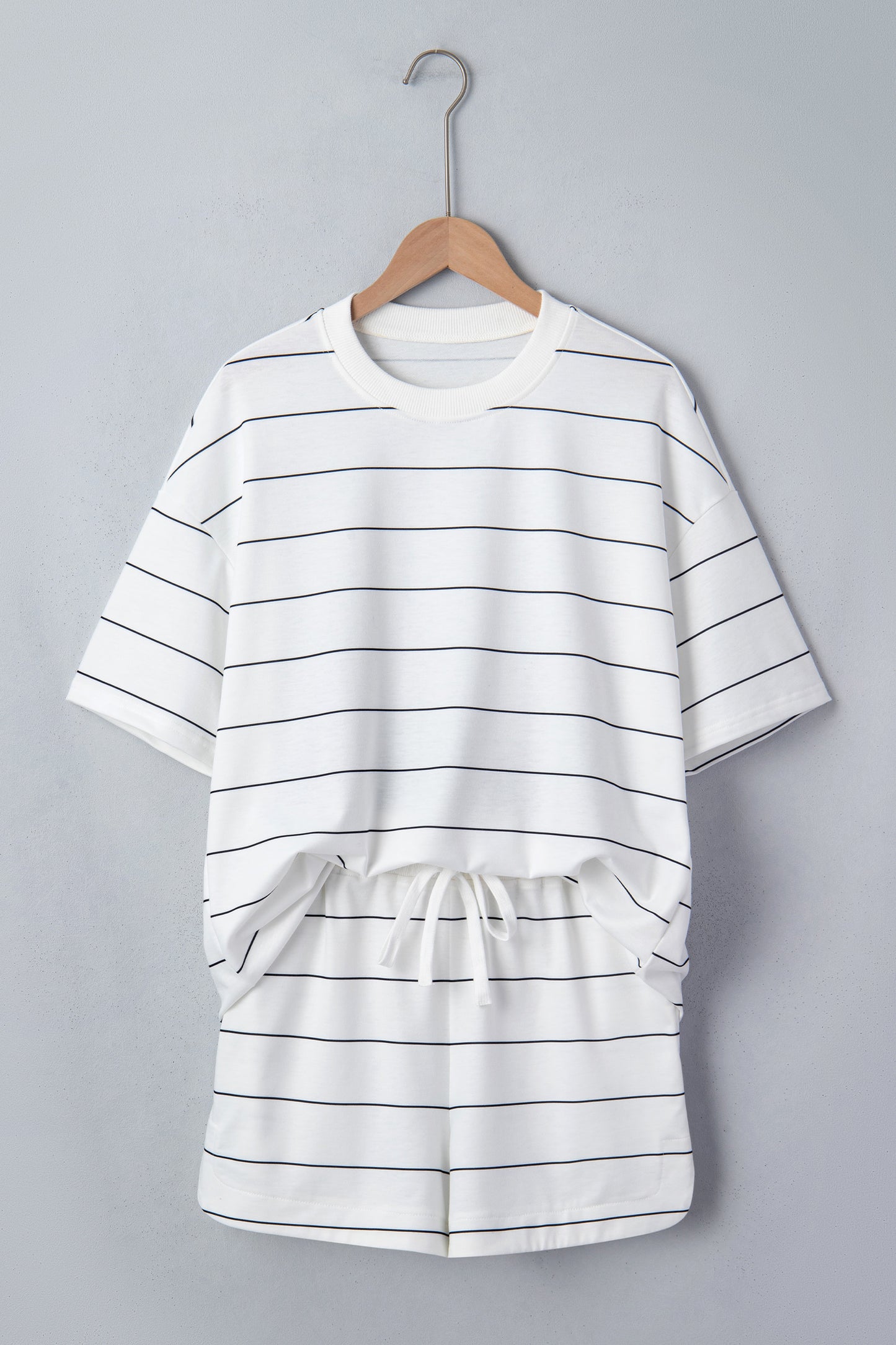 Gestreepte shirt met korte mouwen en shorts met zakken en trekkoord 2-delige set