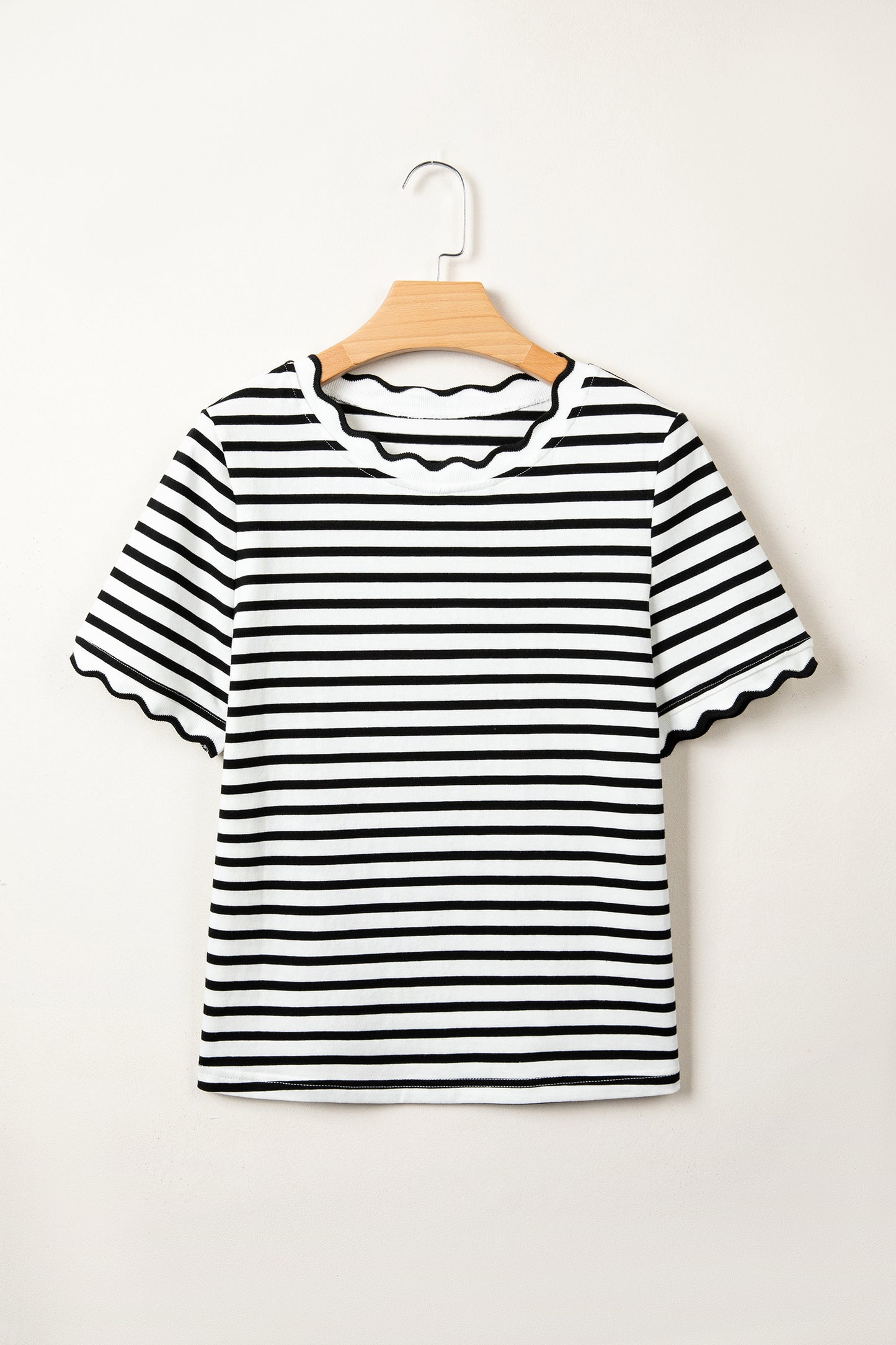 T-shirt met ronde hals en rode strepen en geschulpte rand
