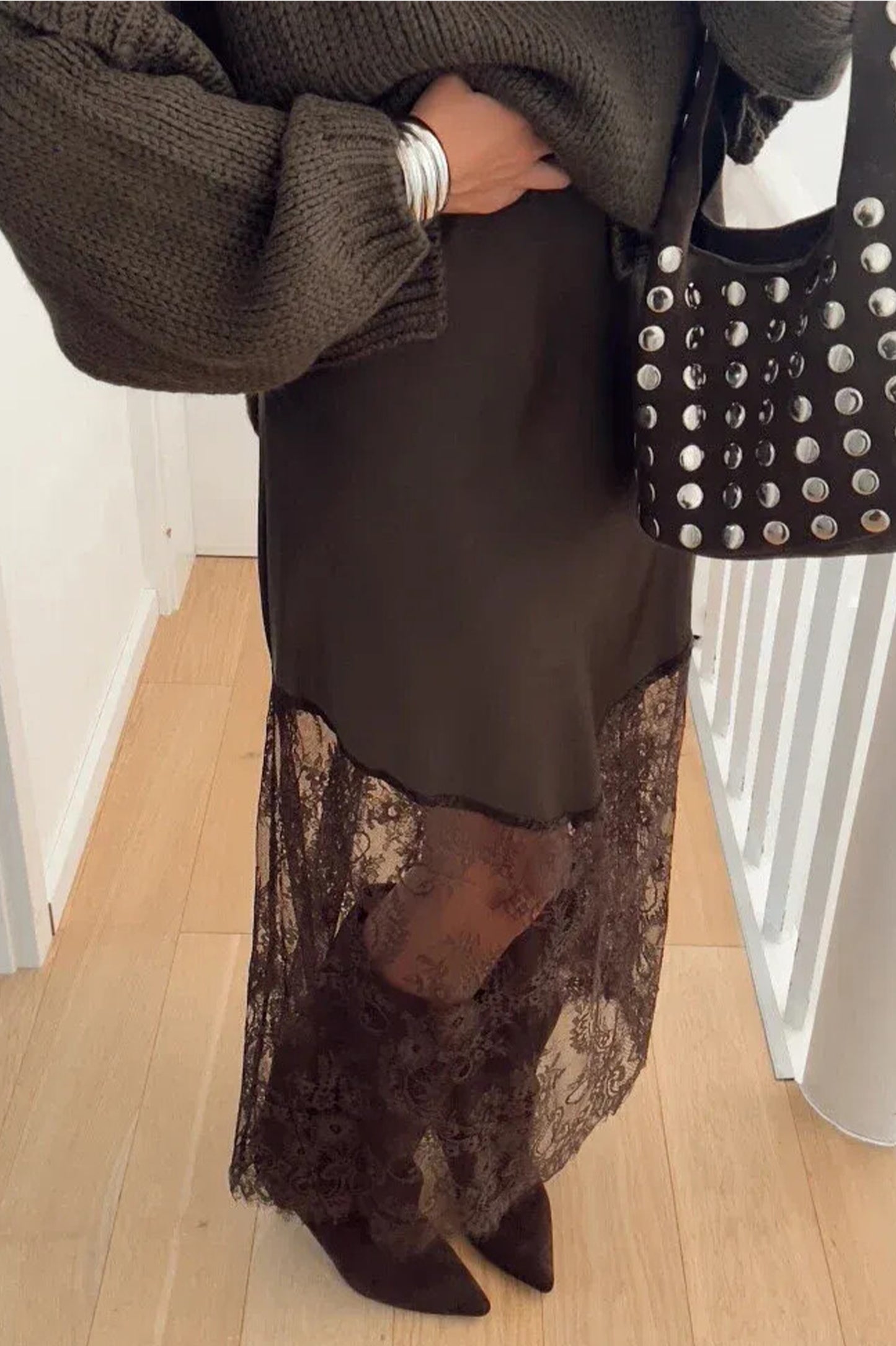 Donkerbruine lange casual rok met kanten patchwork aan de zoom