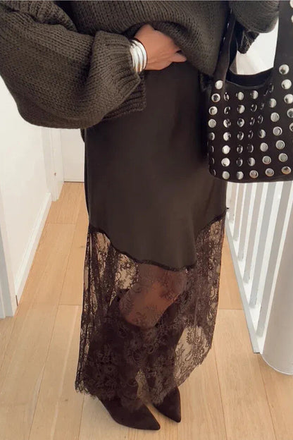 Donkerbruine lange casual rok met kanten patchwork aan de zoom