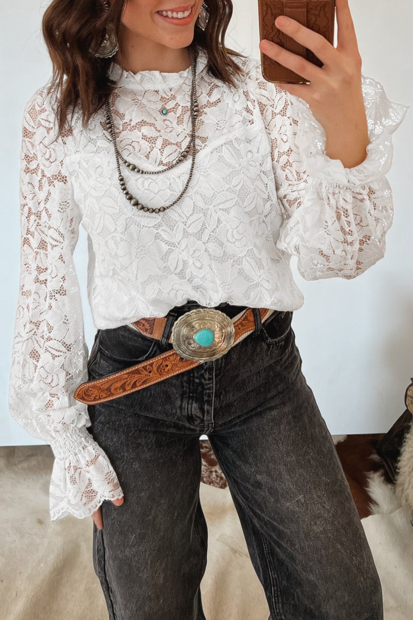Witte kanten blouse met ronde hals ruches en lange mouwen