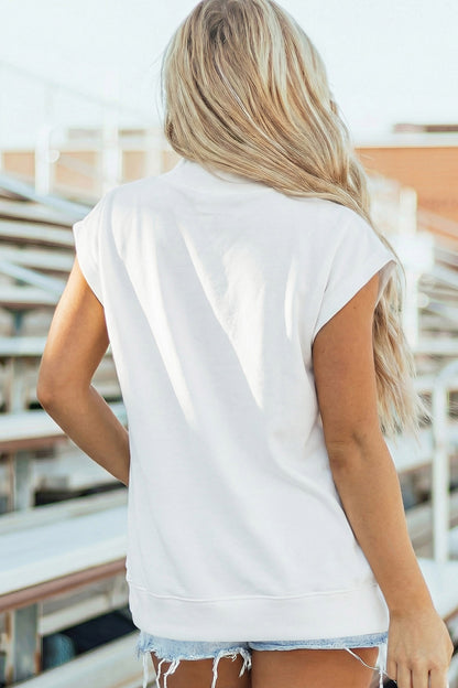 Witte T-shirt met halve mouwen opstaande kraag versierd met pailletten en aardbeien