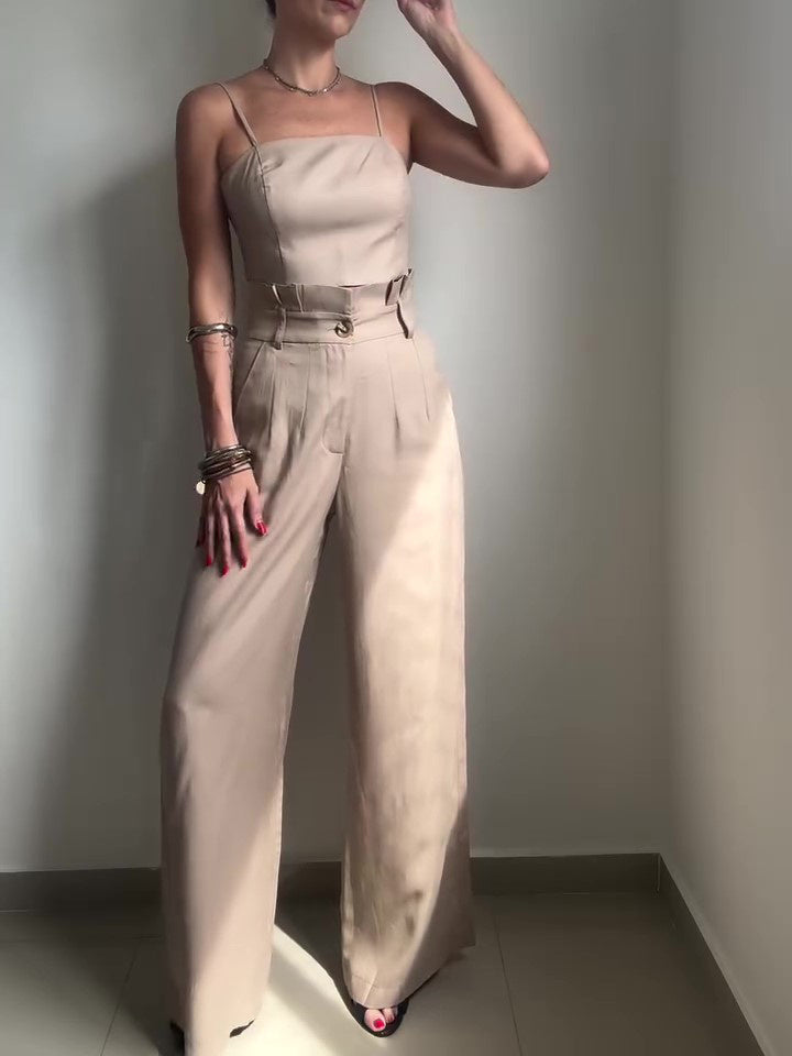 Set van een effenkleurige top met jarretels en broek met hoge taille