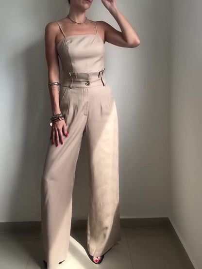 Set van een effenkleurige top met jarretels en broek met hoge taille