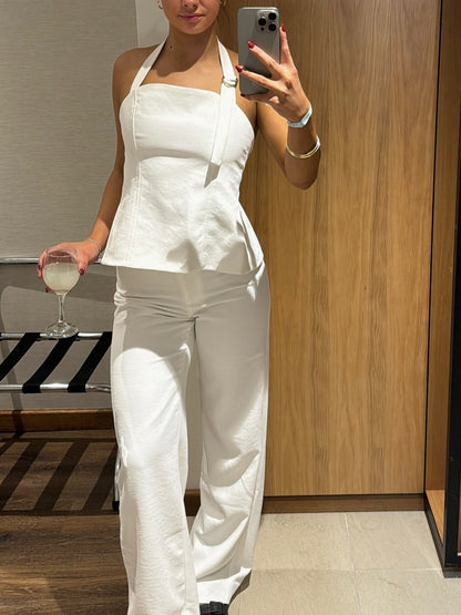 Wit rugloos halternek vest en hoog getailleerde broekpak