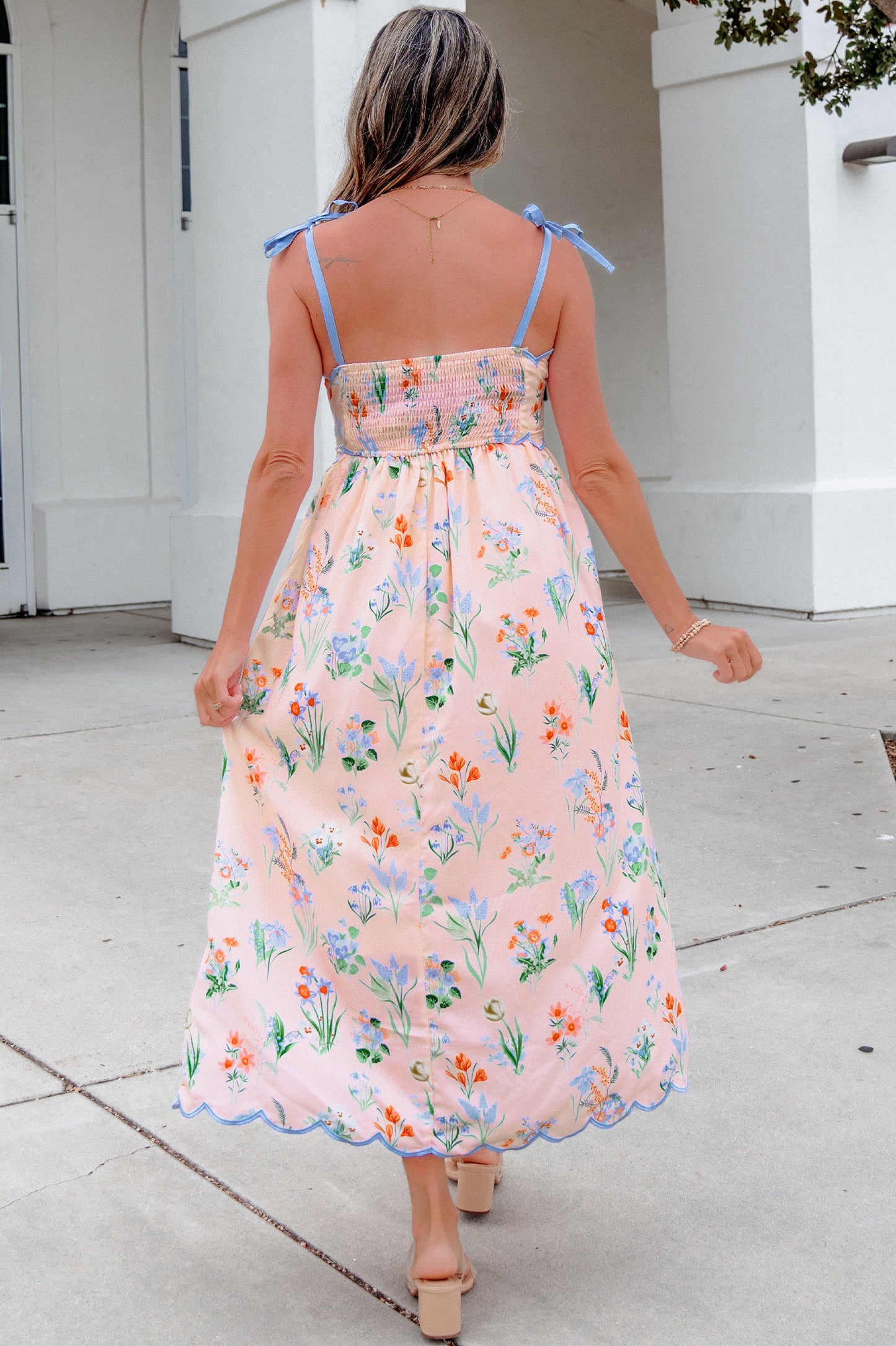 Roze midi-jurk met bloemenprint contrasterende bies strikbandjes en hoge taille