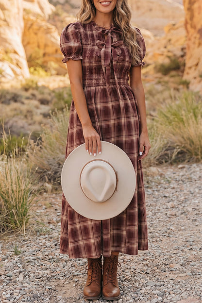 Rode vintage geruite midi-jurk met knoopsluiting aan de voorkant smockwerk en hoge taille