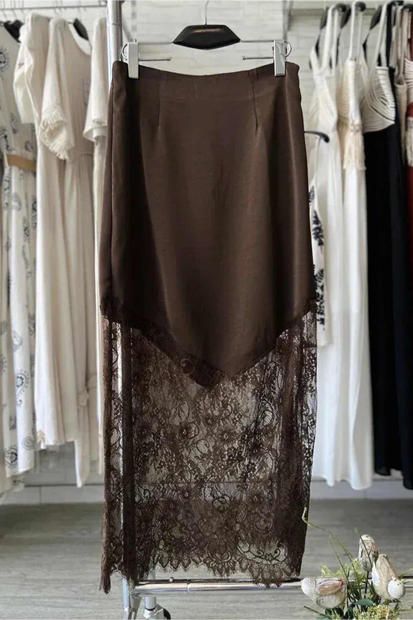 Donkerbruine lange casual rok met kanten patchwork aan de zoom