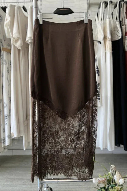 Donkerbruine lange casual rok met kanten patchwork aan de zoom