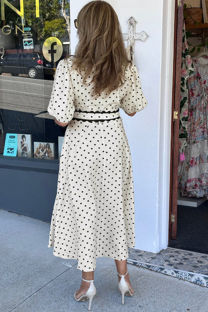 Witte midi-jurk met stippenprint contrasterende geschulpte rand knoopsluiting en ceintuur
