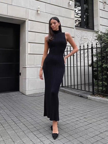 Nauwsluitend elegante mouwloze gebreide maxi-jurk met hoge hals