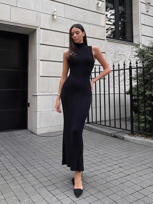 Nauwsluitend elegante mouwloze gebreide maxi-jurk met hoge hals