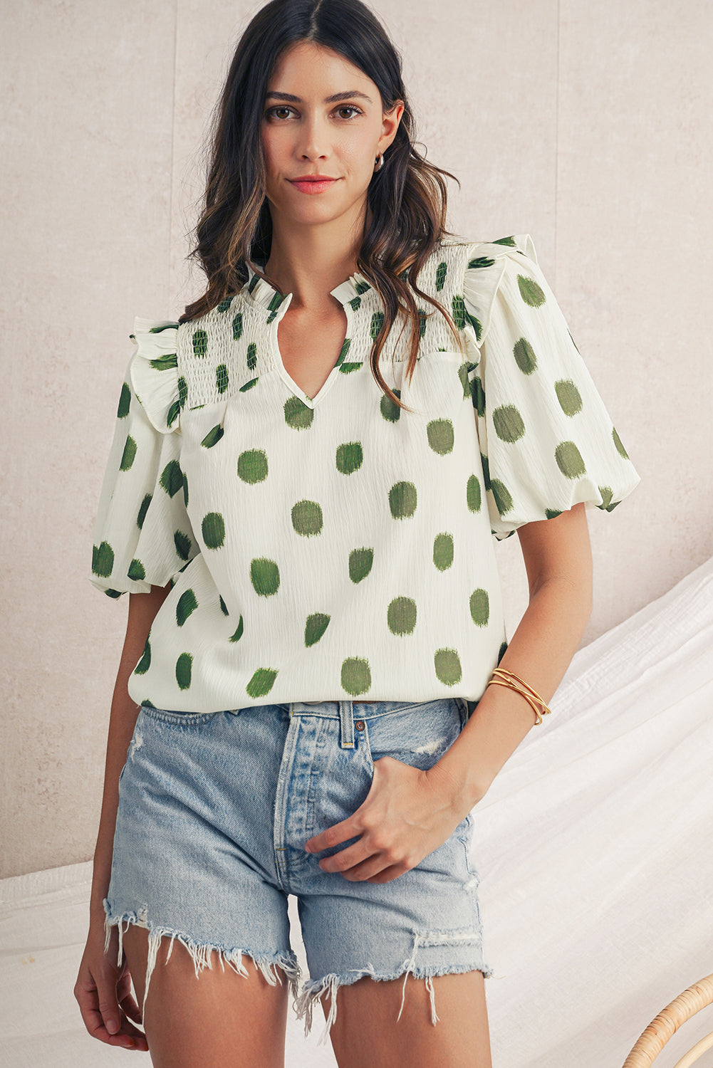 Blouse met stippenprint gesmokte halslijn en korte ballonmouwen