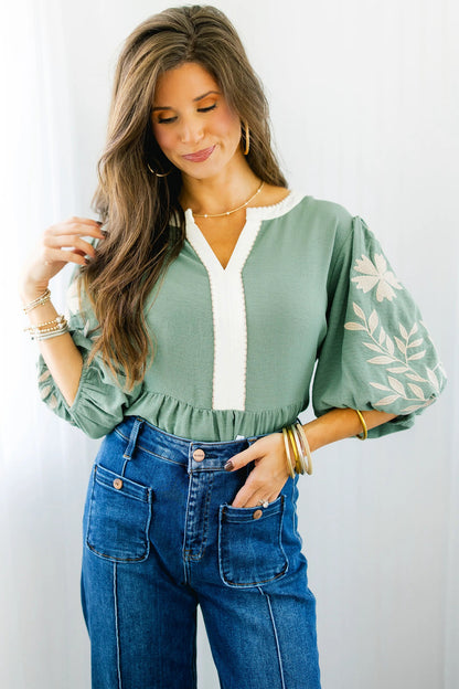 Babydoll blouse met kleurblokken patchwork V-hals en geborduurde pofmouwen