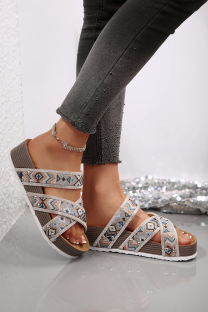 Platformslippers met tribale geometrische vormen en strass-accenten