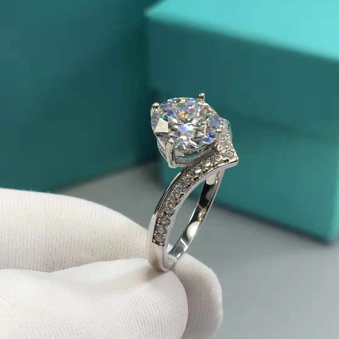 Moissanite V-vormige zilveren 18K witgouden ring met vier klauwen