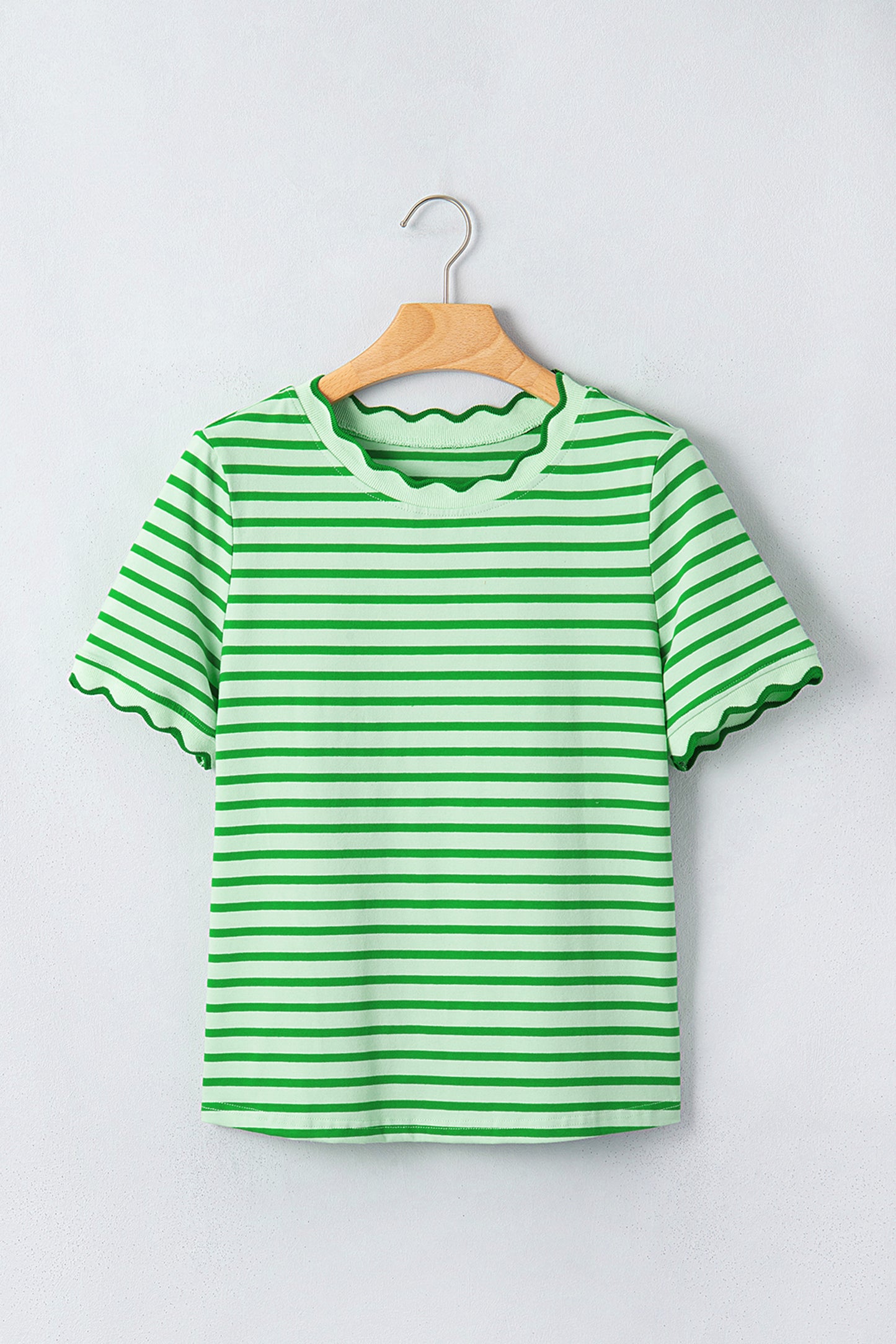 T-shirt met ronde hals en rode strepen en geschulpte rand