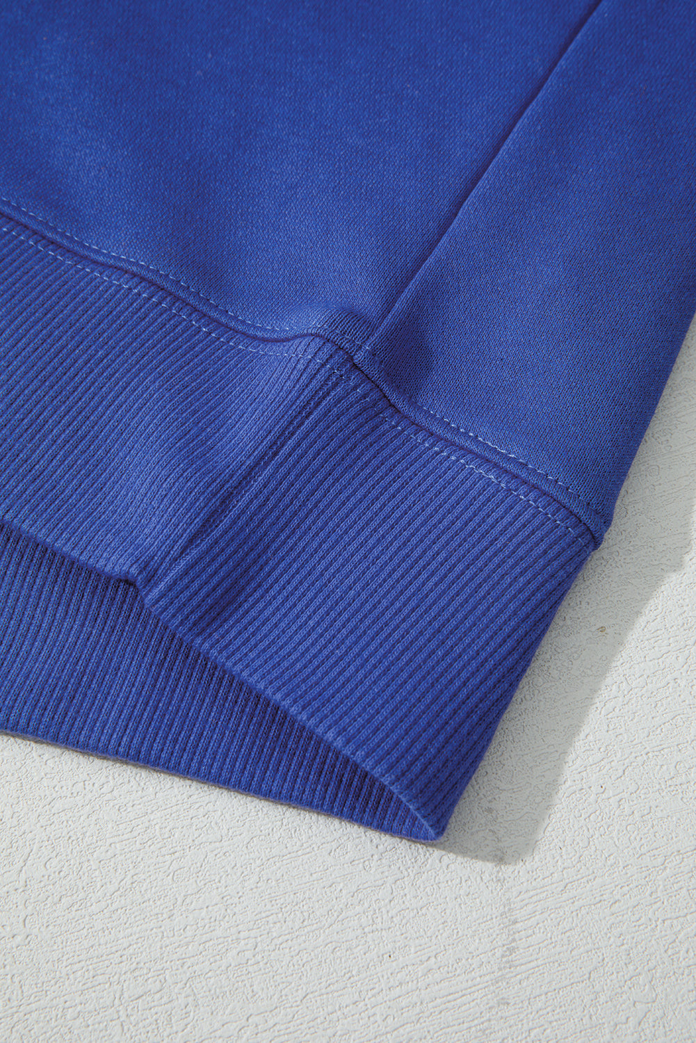 Preppy sweatshirt met strepen op de mouwen en een losse pasvorm