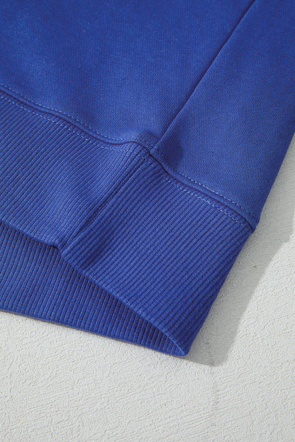 Preppy sweatshirt met strepen op de mouwen en een losse pasvorm
