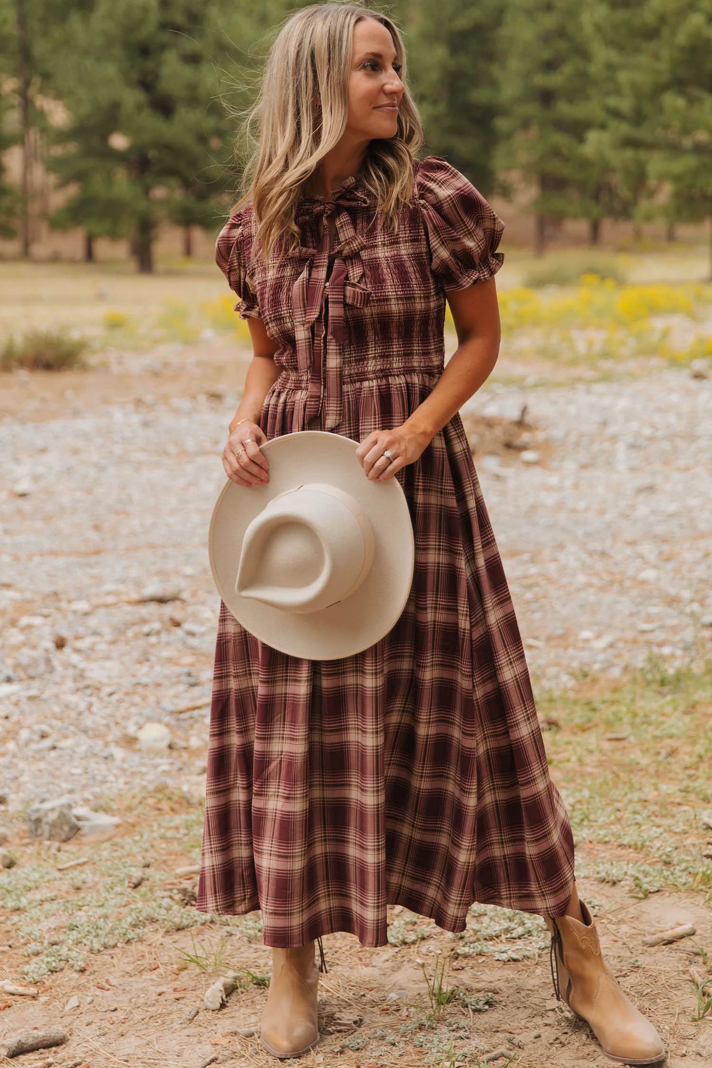 Rode vintage geruite midi-jurk met knoopsluiting aan de voorkant smockwerk en hoge taille
