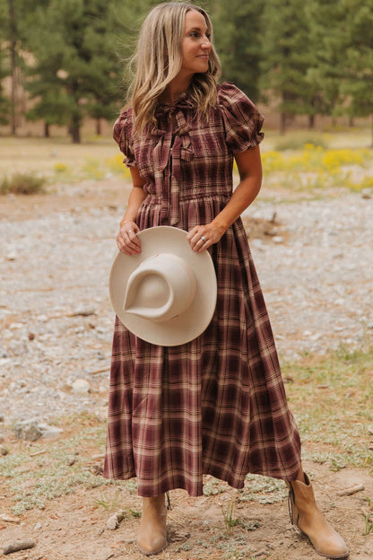 Rode vintage geruite midi-jurk met knoopsluiting aan de voorkant smockwerk en hoge taille
