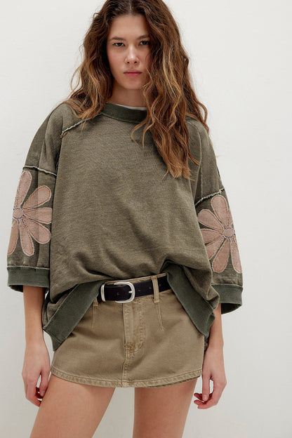 Mineral Wash oversized top met rafelige naden bloemenmotief patchwork en 3/4 mouwen