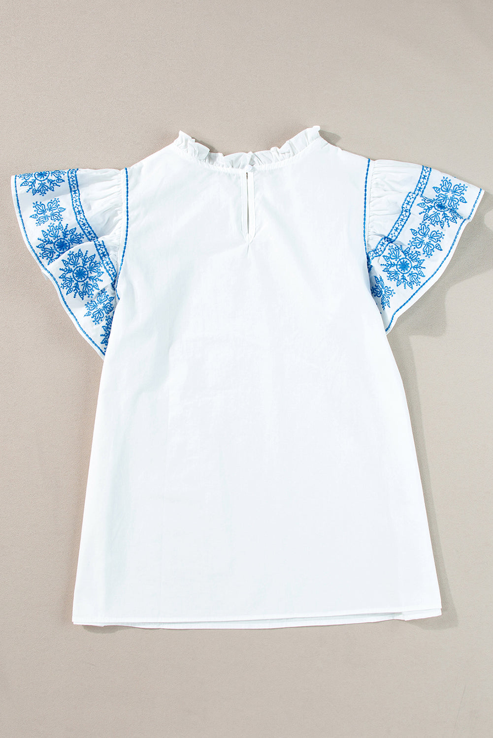 Witte blouse met geborduurde ruches aan de mouwen