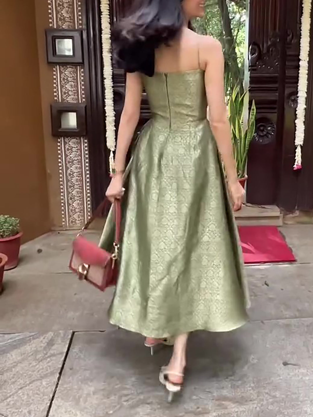 Elegante groene jurk met etnische print en zonder mouwen