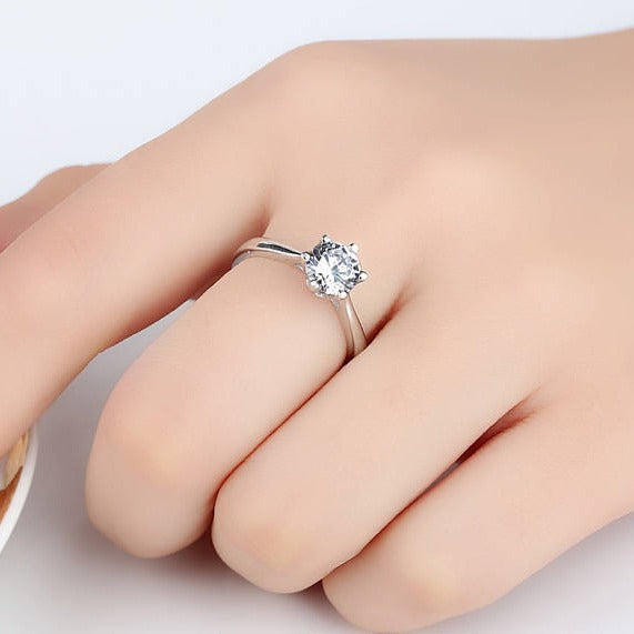 Classic six-pronged ring