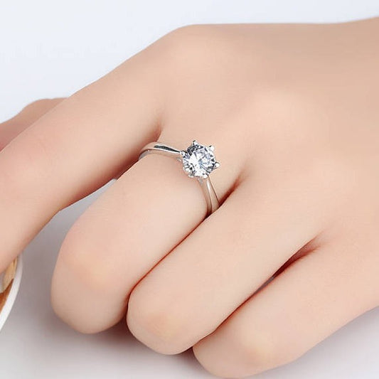 Classic six-pronged ring