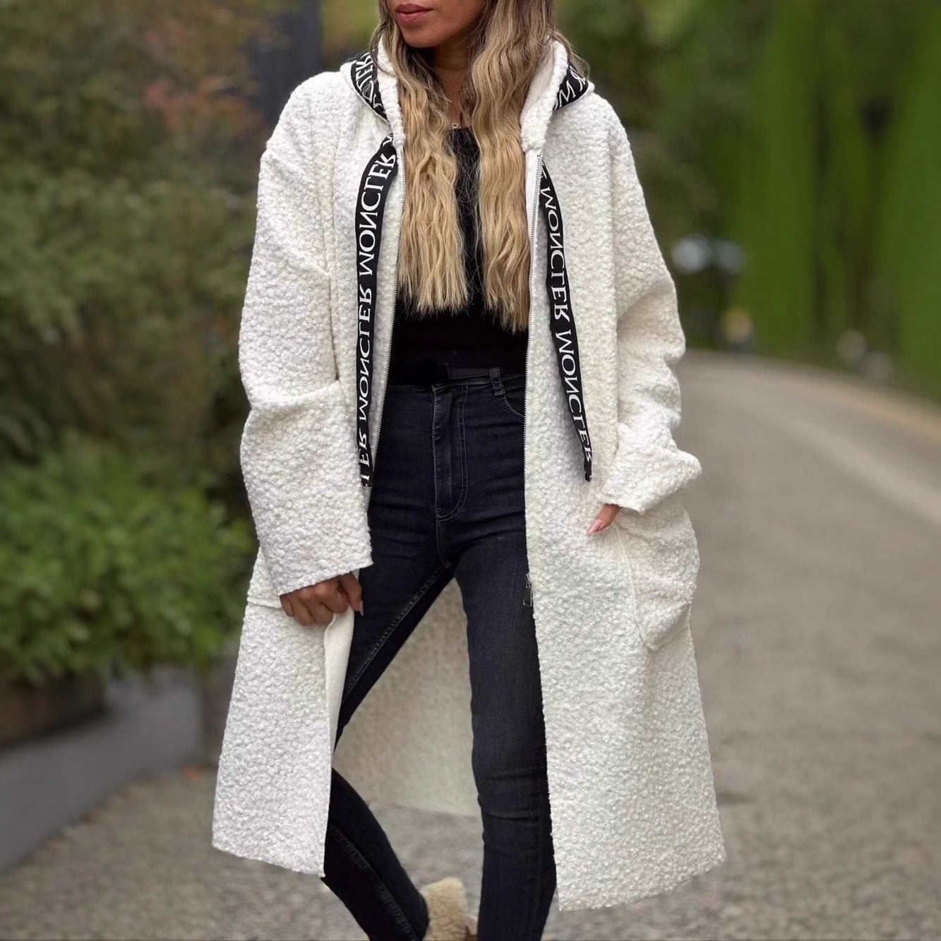 Dames jas met capuchon en letters van lamswol