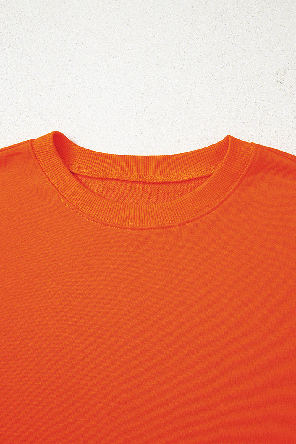 Preppy sweatshirt met strepen op de mouwen en een losse pasvorm