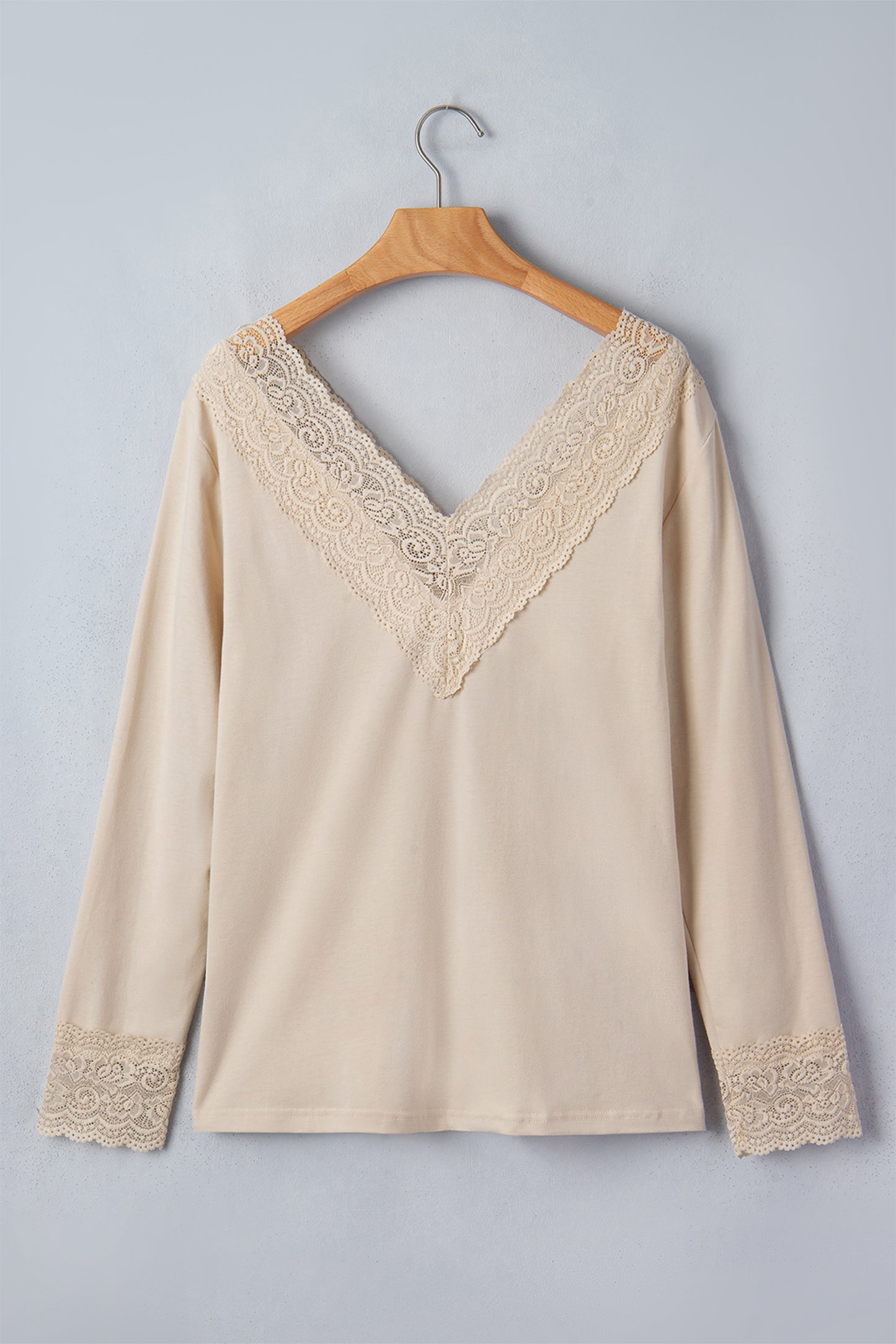 Abrikooskleurige kanten V-hals trui met lange mouwen en patchwork-effect