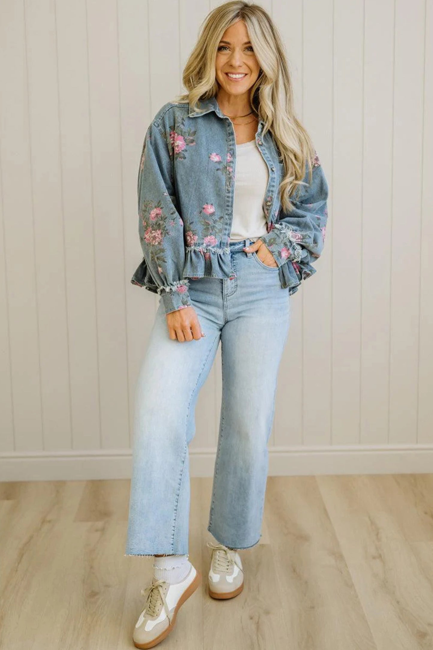 Denimjas met bloemenprint en ruches aan de zoom
