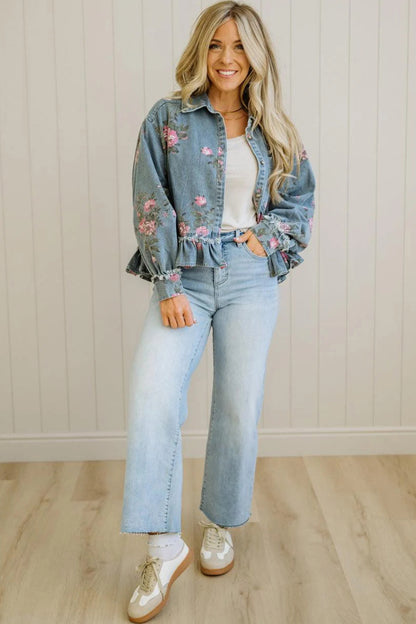 Denimjas met bloemenprint en ruches aan de zoom