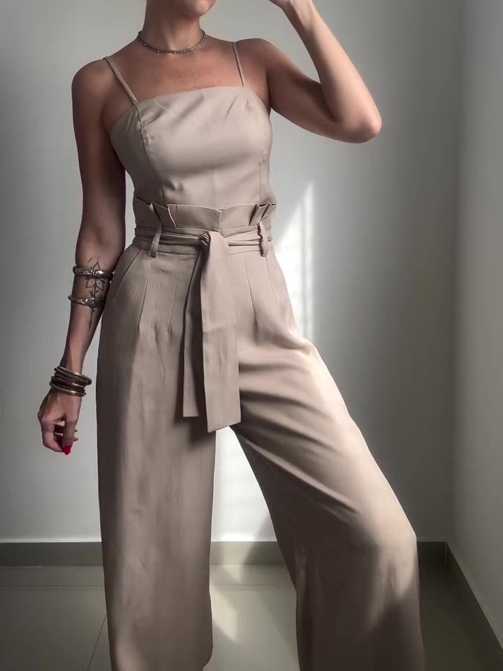 Set van een effenkleurige top met jarretels en broek met hoge taille