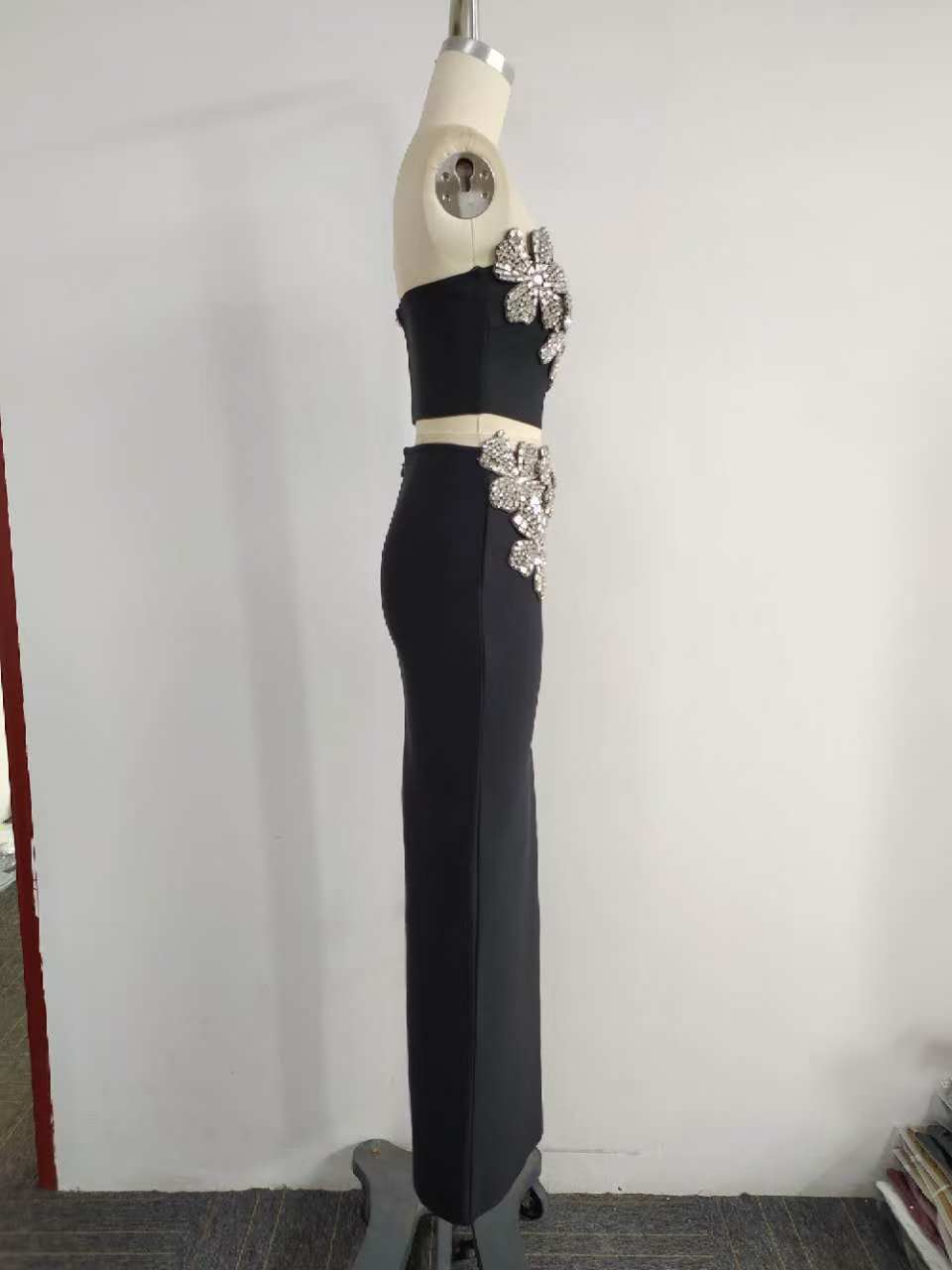 Mouwloze top metstrasssteentjes en lange  nauwsluitende rok set