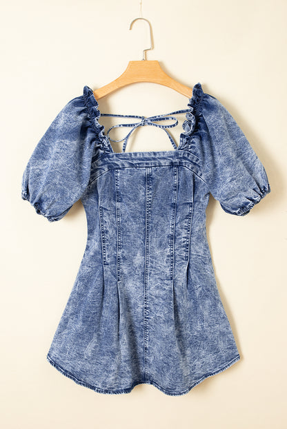 Blauwe denim jurk met ruches vierkante halslijn pofmouwen en open rug