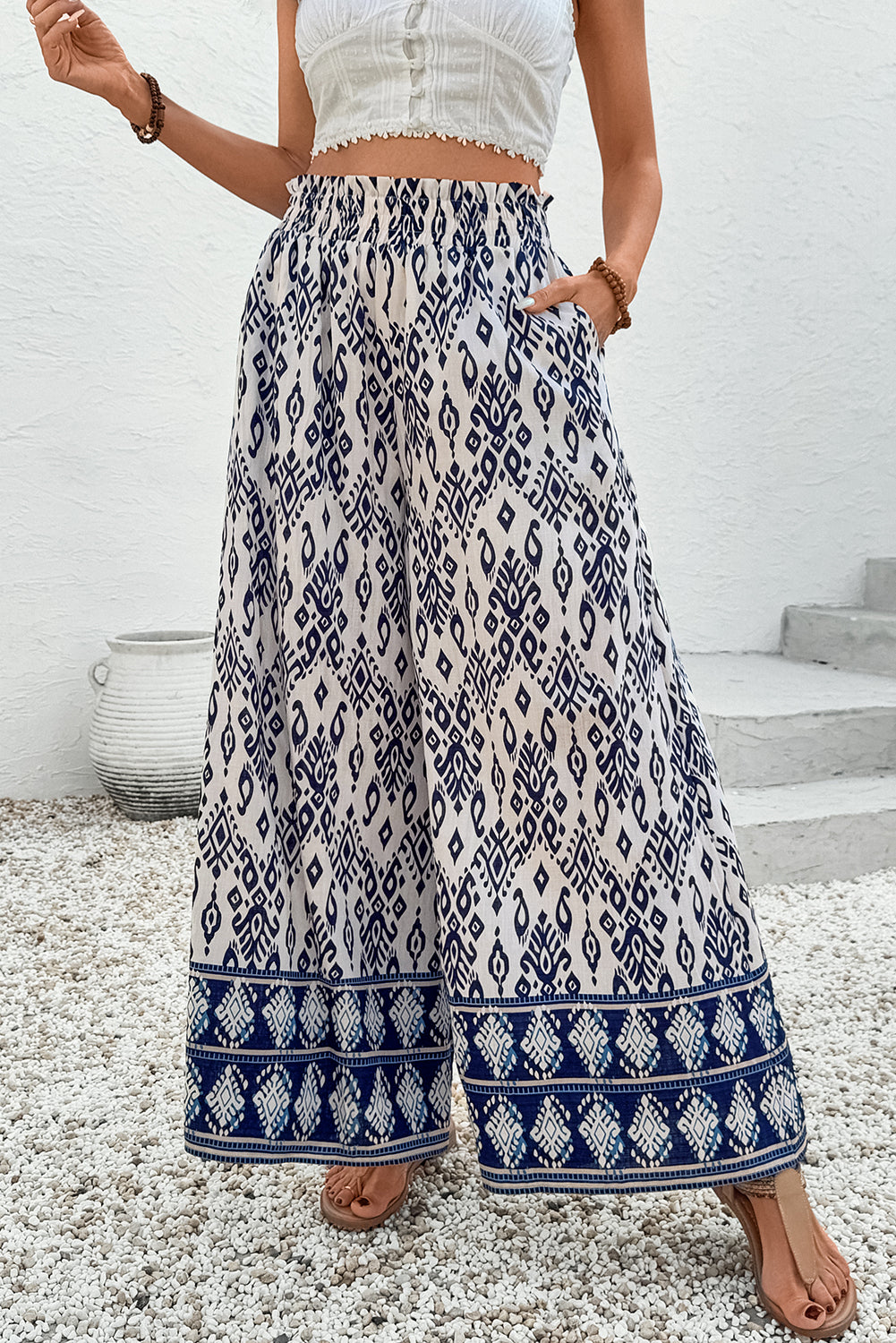 Blauwe broek met etnische print hoge taille en wijde pijpen losse pasvorm