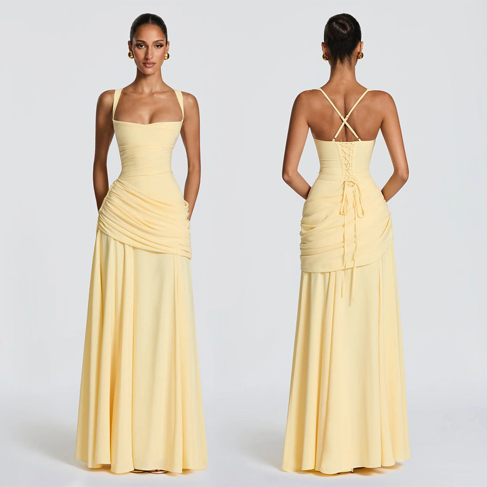 Elegante nauwsluitende chiffonjurk met plooien en vetersluiting op rug
