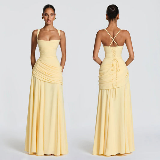 Elegante nauwsluitende chiffonjurk met plooien en vetersluiting op rug