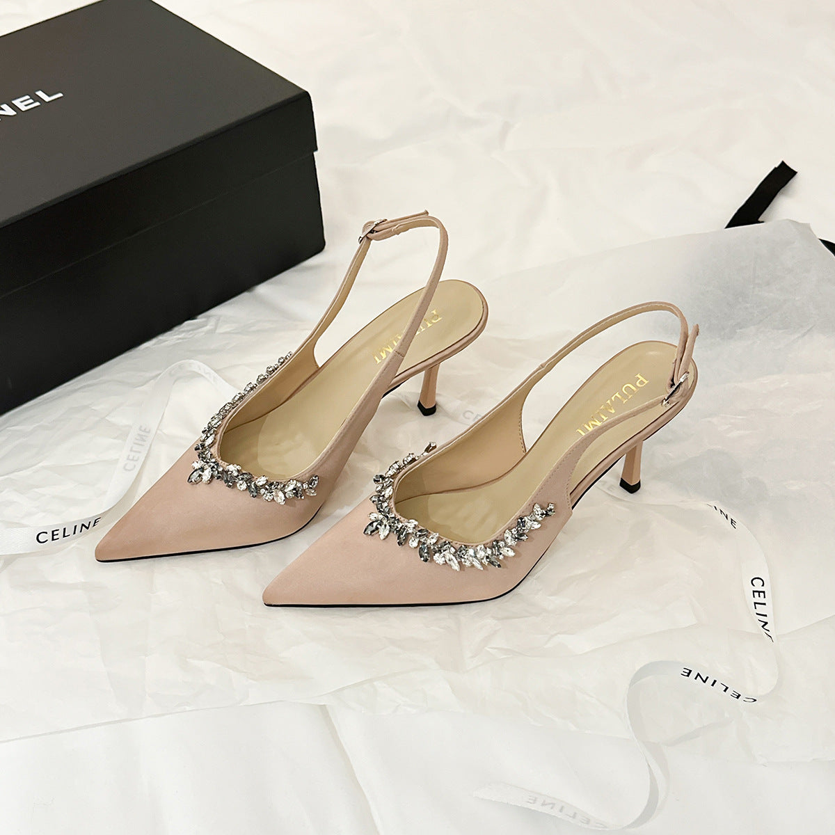 Satijnen slingback pumps met strasssteentjes  en spitse neus in 3 hak hoogtes