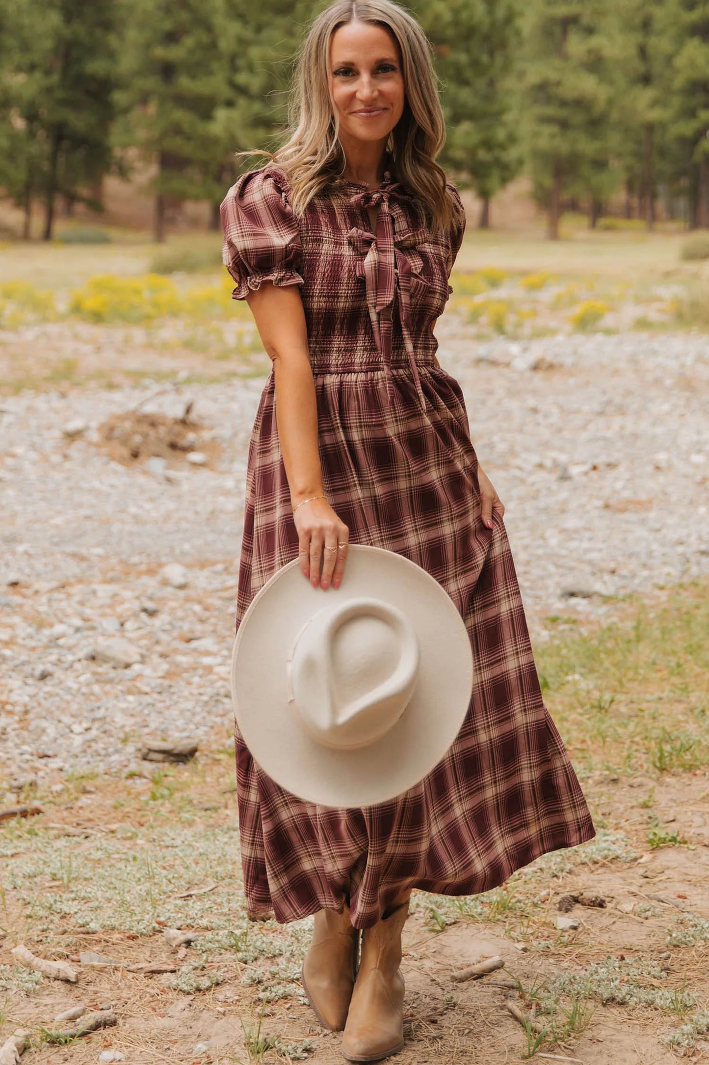 Rode vintage geruite midi-jurk met knoopsluiting aan de voorkant smockwerk en hoge taille