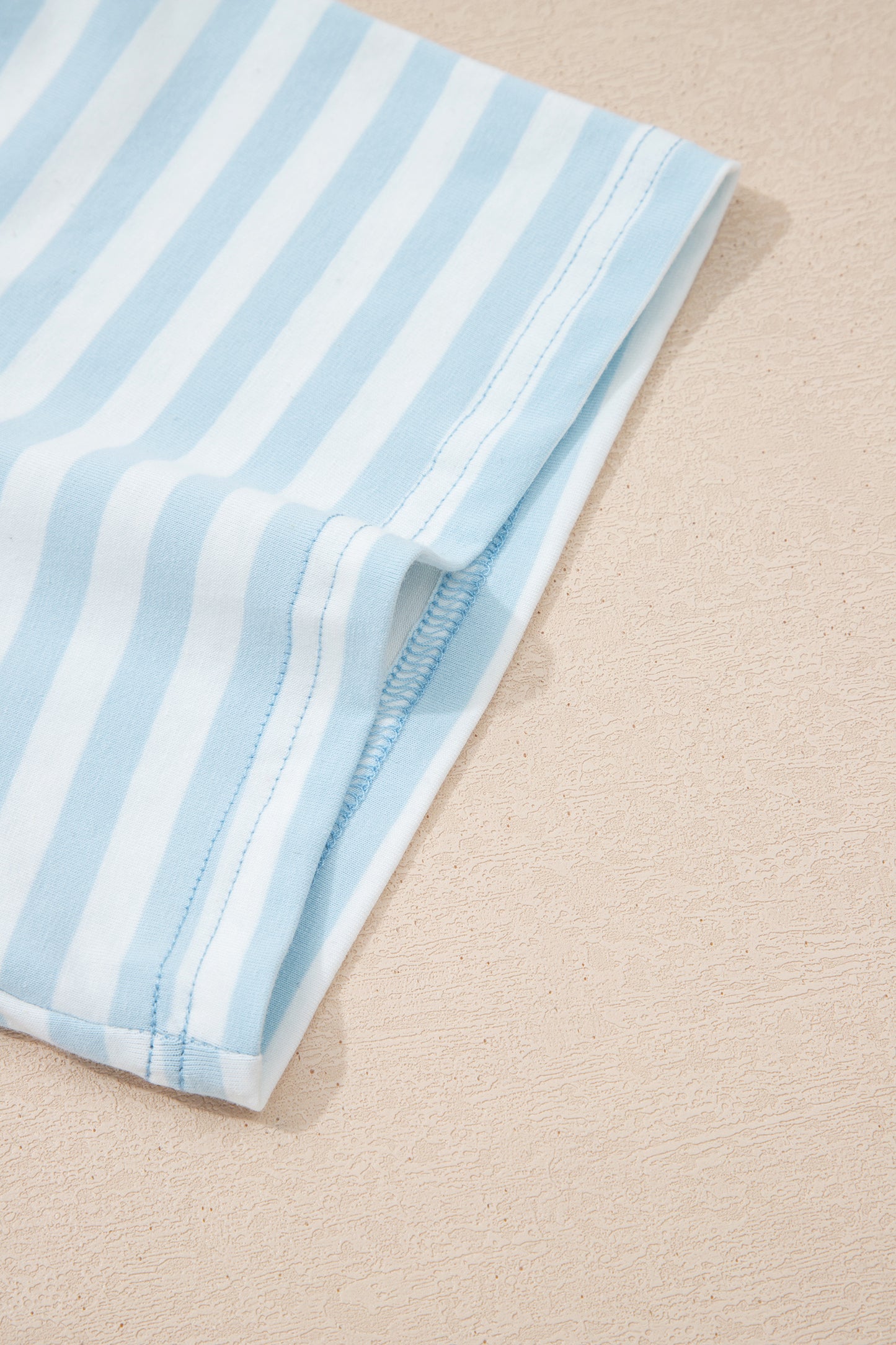 Set bestaande uit een los T-shirt met strepen contrasterende halslijn en een shorts
