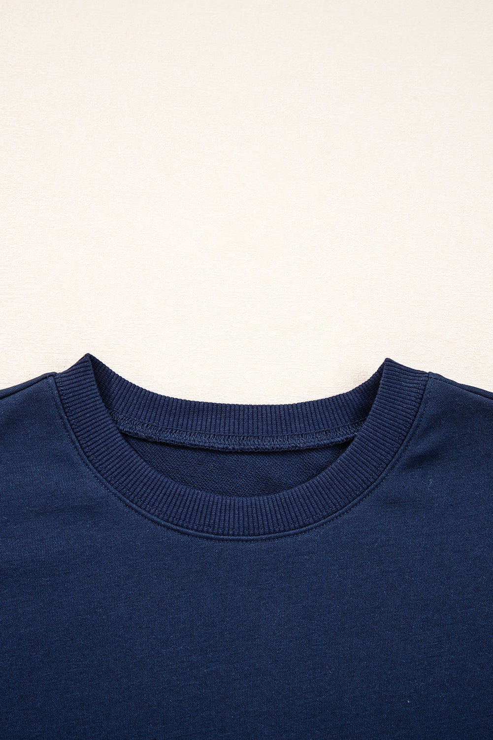 Preppy sweatshirt met strepen op de mouwen en een losse pasvorm